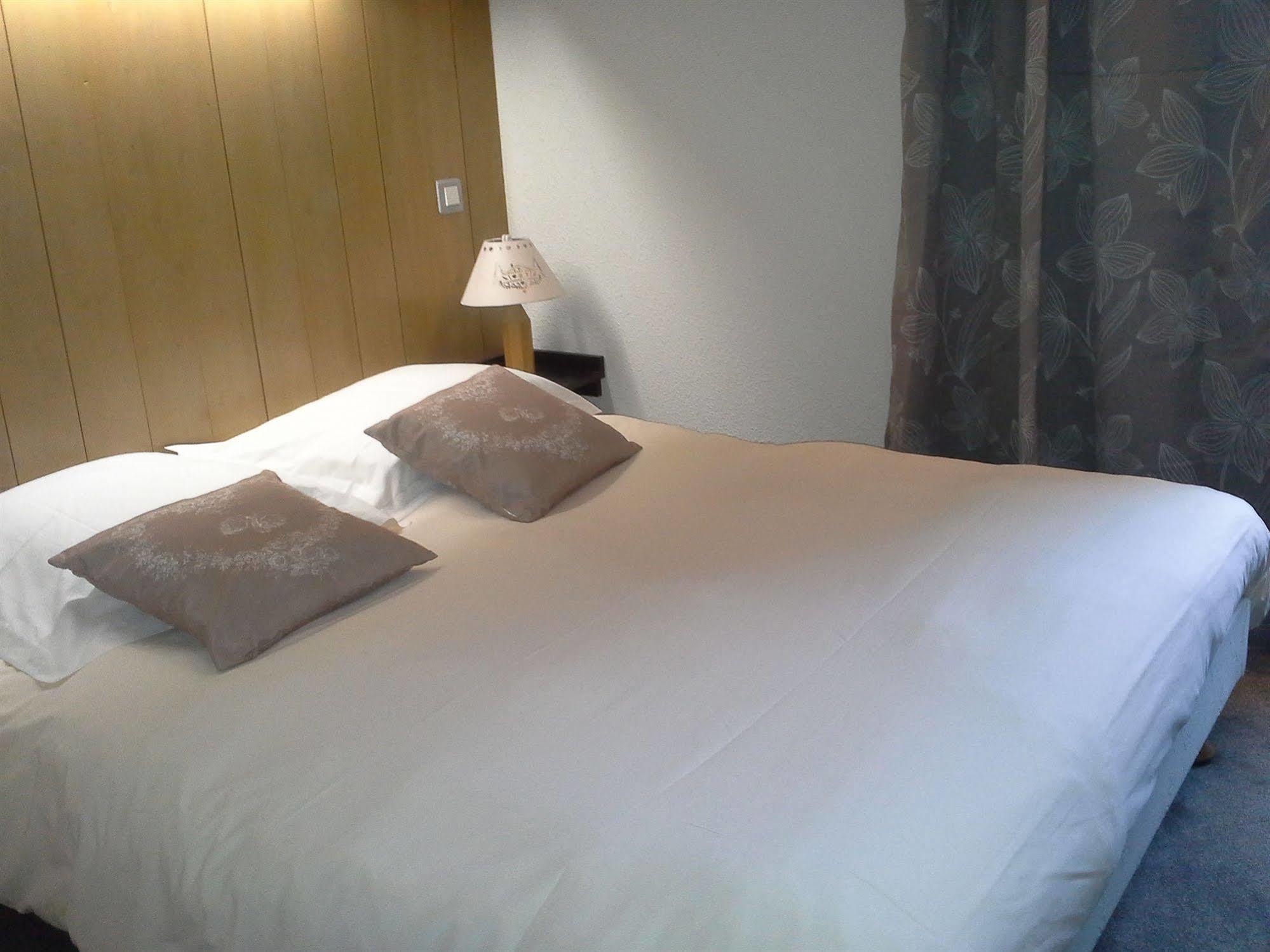 Hotel Val Joly แซ็งต์-แฌร์เวส์-เลส์-แบ็งส์ ภายนอก รูปภาพ